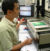 เครื่องจักรผลิตสลากใน อดัมแพค
